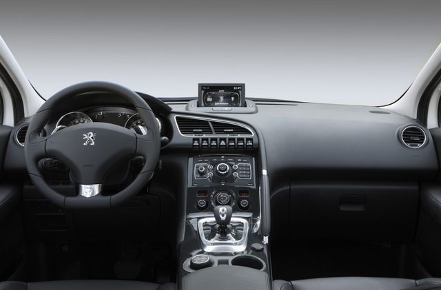Интерьер Peugeot 3008 HYbrid4 LE
