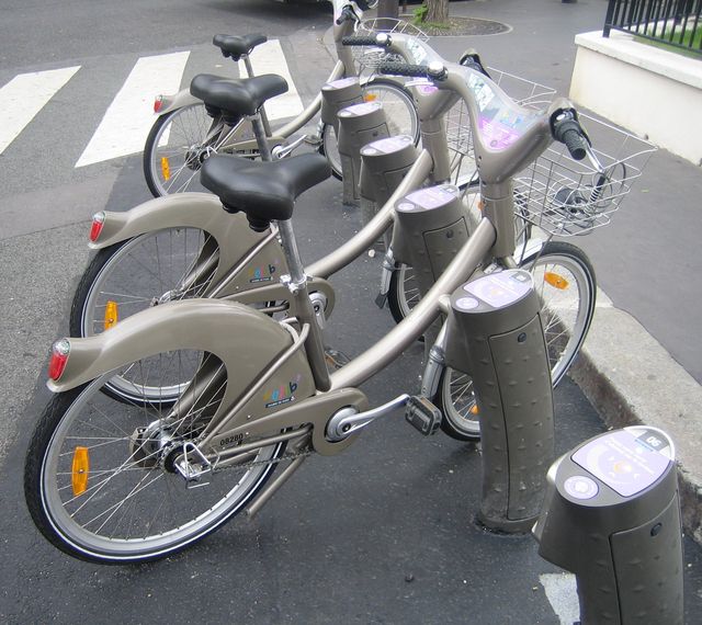 Velib - автоматическая сеть проката велосипедов.