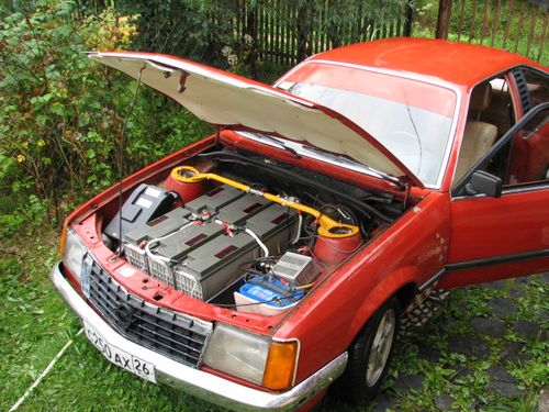 Opel Monza электро - батарейный блок из шести аккумуляторов Leoch в моторном отсеке